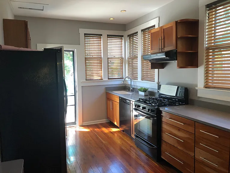 913 E Broad St — Photo 8