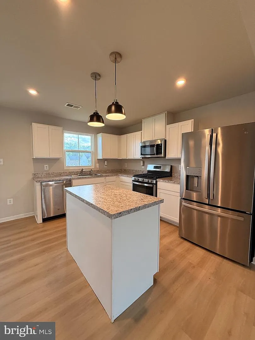 3 bed, 2.5 bath, 1960 sqft, $1,850 — Photo 3