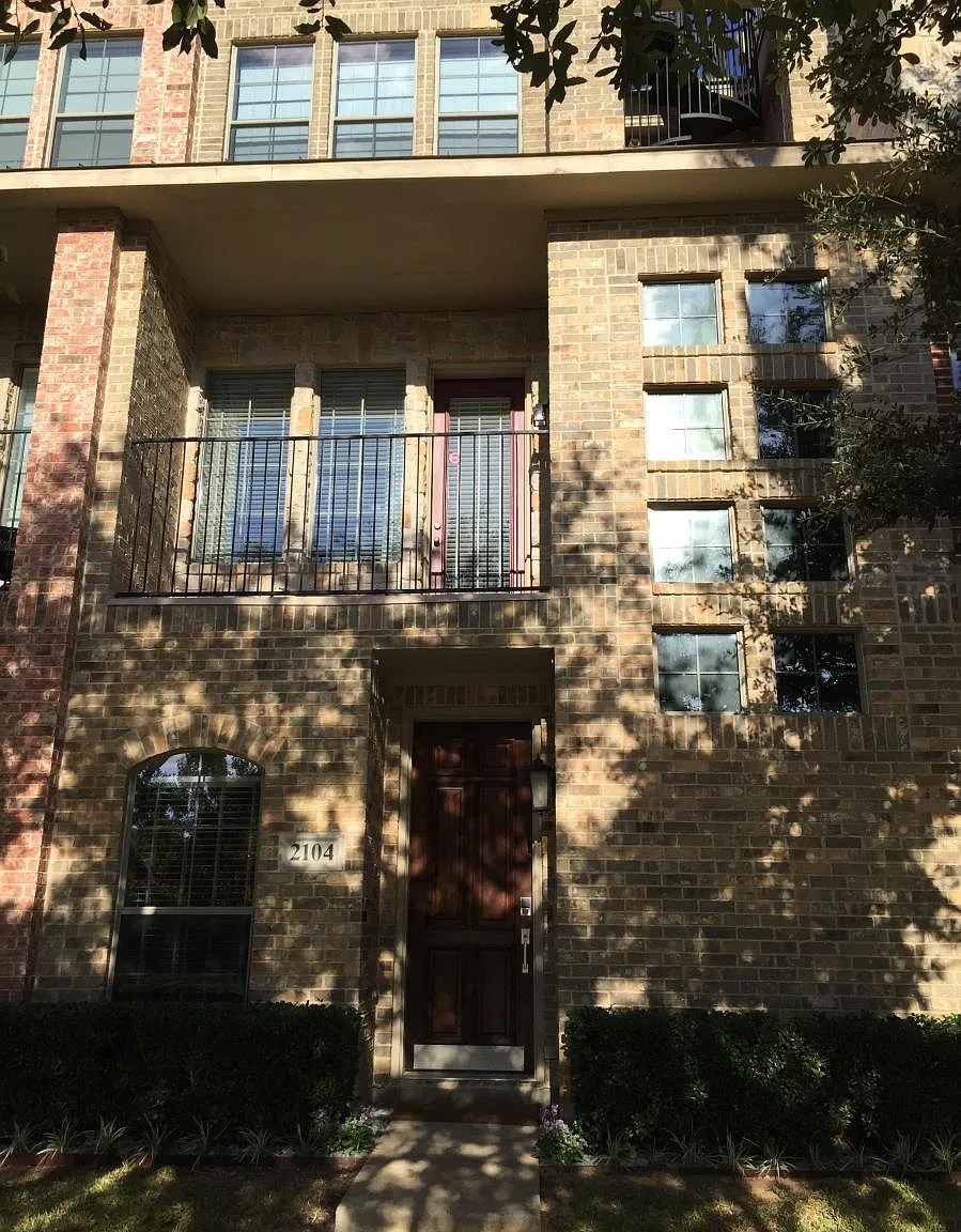 2104 N Haskell Avenue — Photo 1
