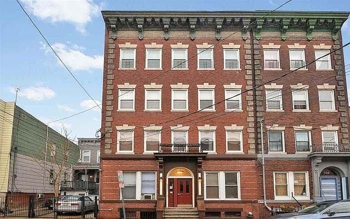 Charming brick building, a stone_s throw from Riverview Park!