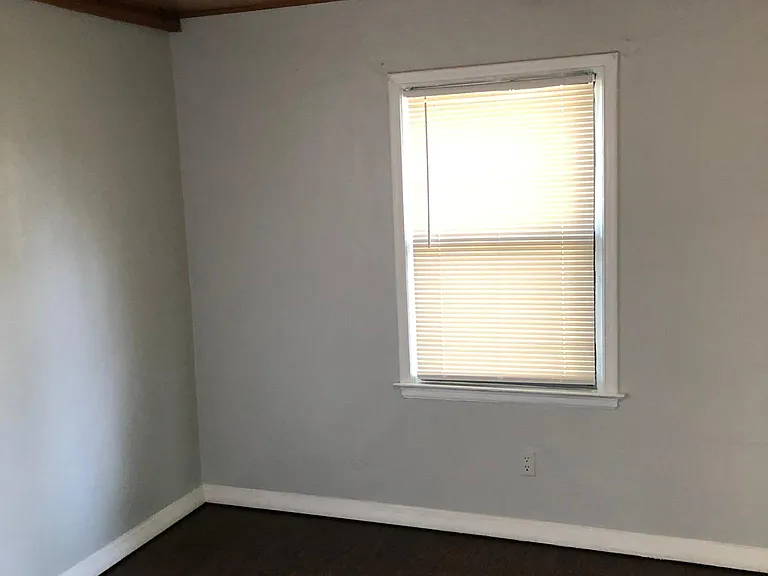 528 E Douglas Dr — Photo 10