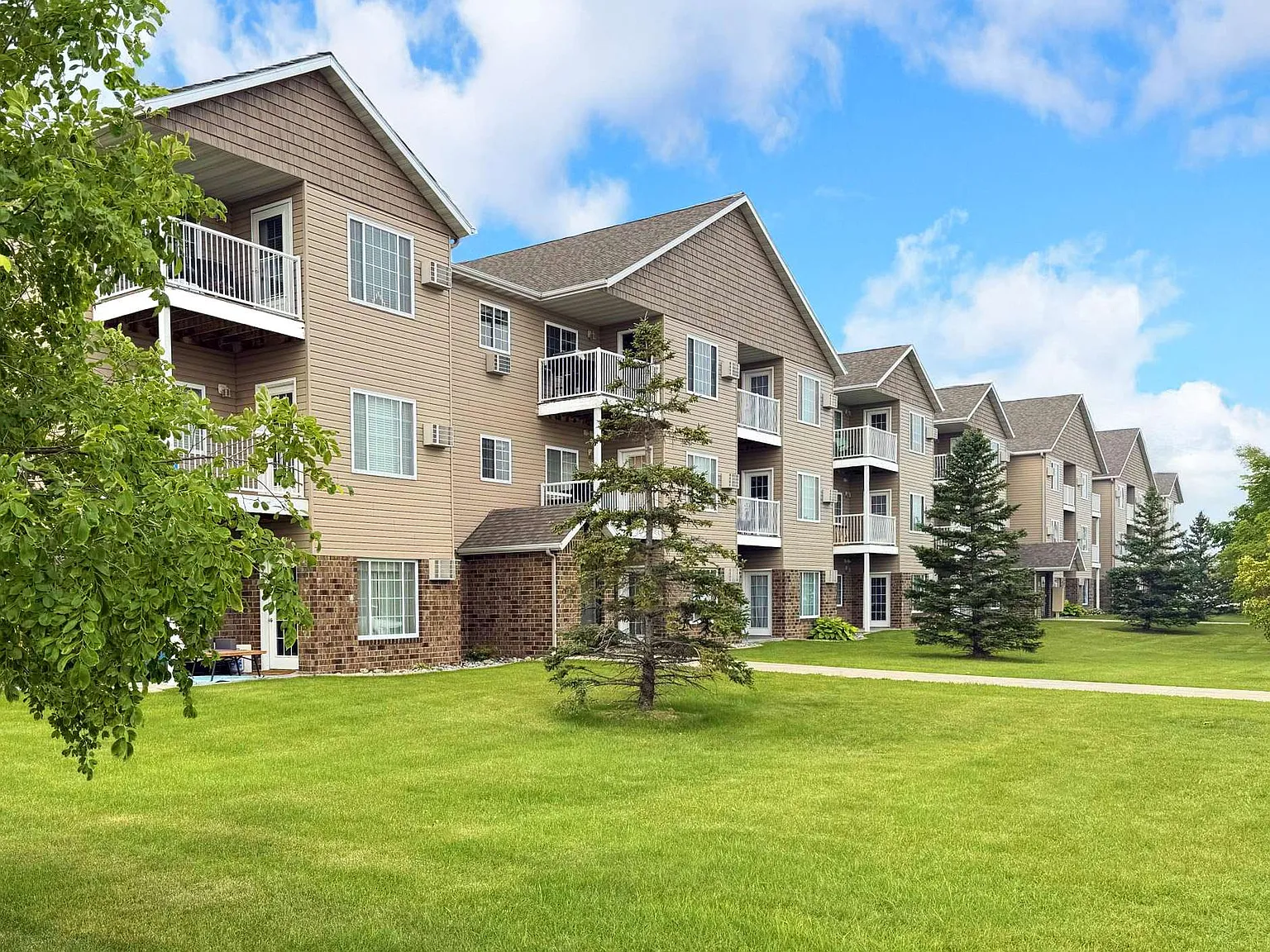 Maple Creek Apartments — Photo 2