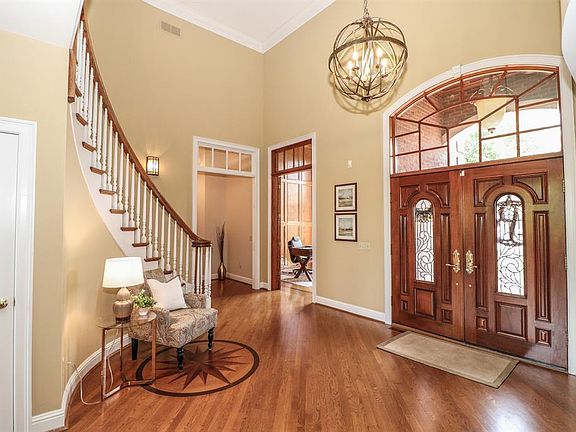 3rd image of 682 Canterbury Dr