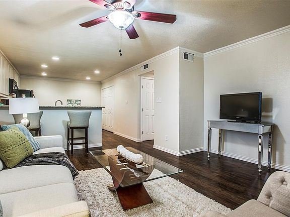 4th image of 208 N Colorado St #104