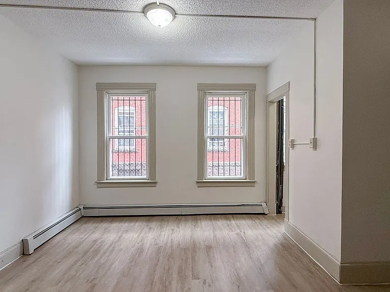31-33 Bond St — Photo 16