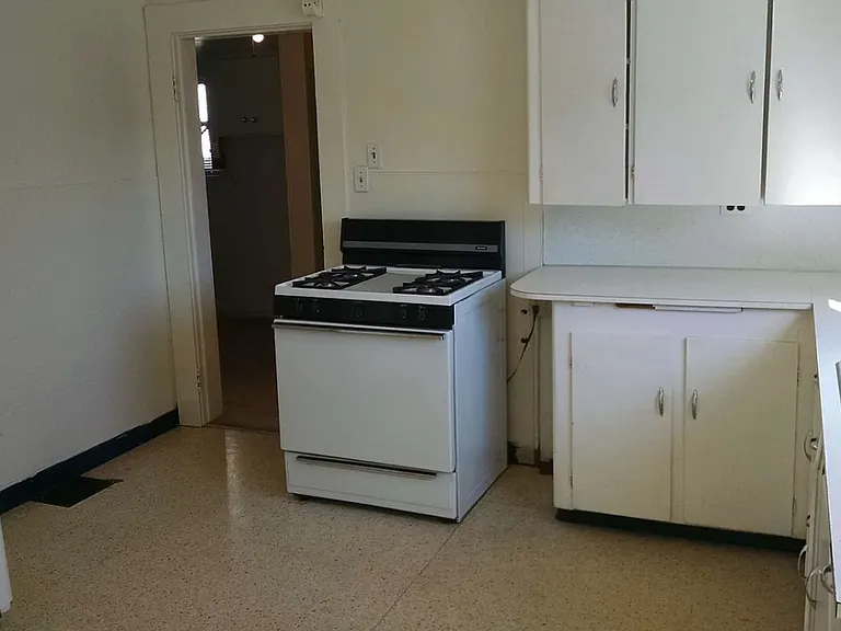 617 N State St — Photo 3