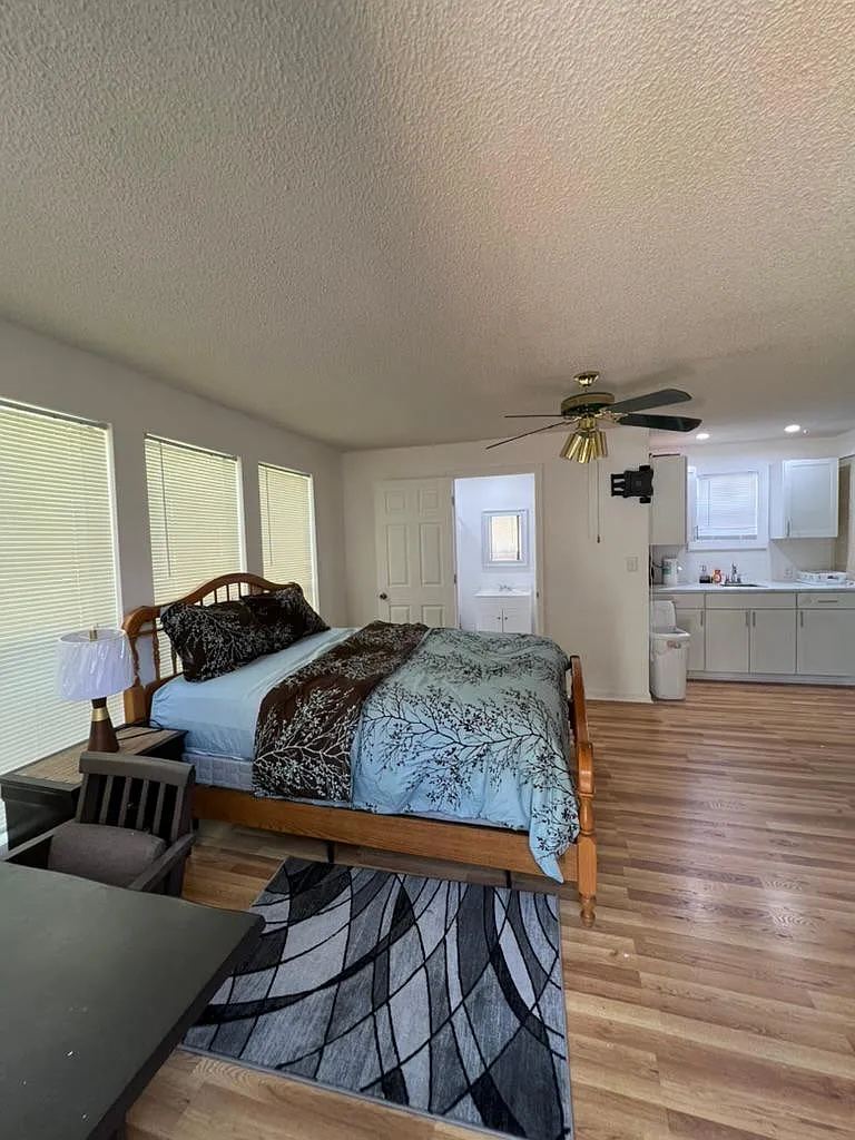 Building Photo - 3207 Sylvester Dr #1