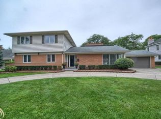 5 Hampton Rd, Grosse Pointe Shores, MI 48236