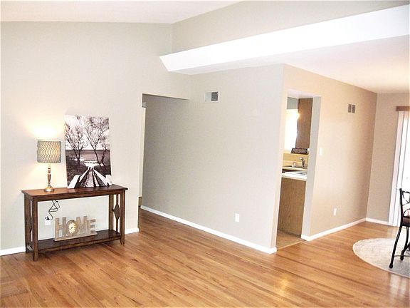 4th image of 708 Southshire Dr