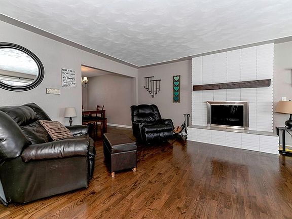 4th image of 2118 Dahlia Ln