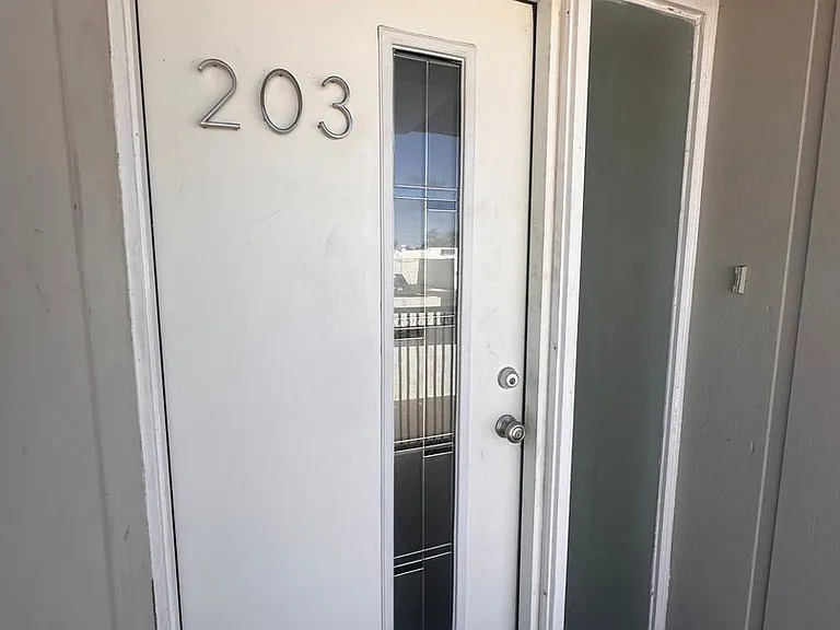1820 W Mulberry Dr — Photo 2