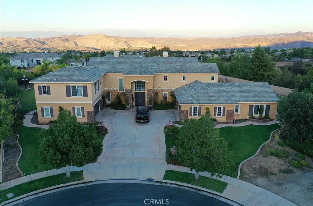 5 bed, 4.5 bath, 5317 sqft, $7,740 — Photo 2