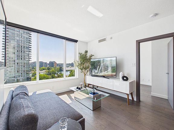 2nd image of 68 Smithe St #808