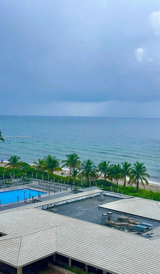 Hemispheres Condo — Photo 2