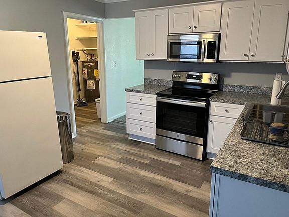 3rd image of 5005 Lake Cir