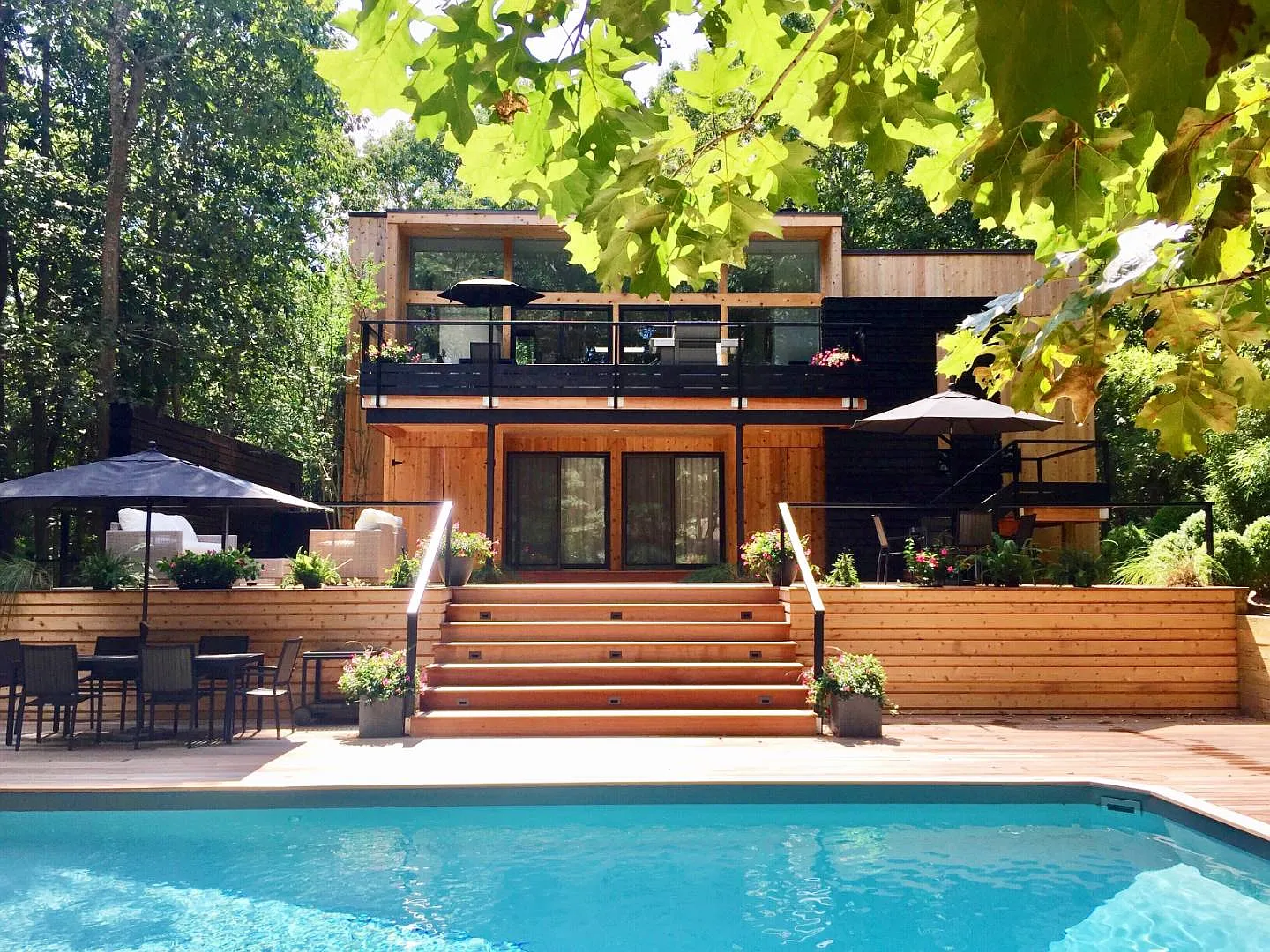Modern Design Masterpiece - 3 Bedroom Gem with Pool — Photo 2