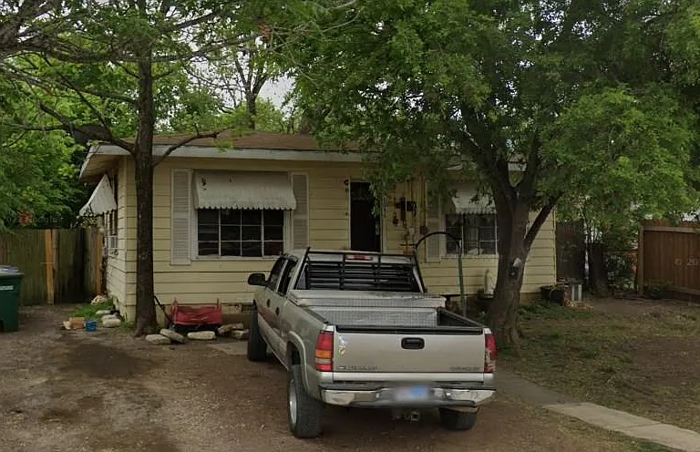 1046 Poinsettia — Photo 2