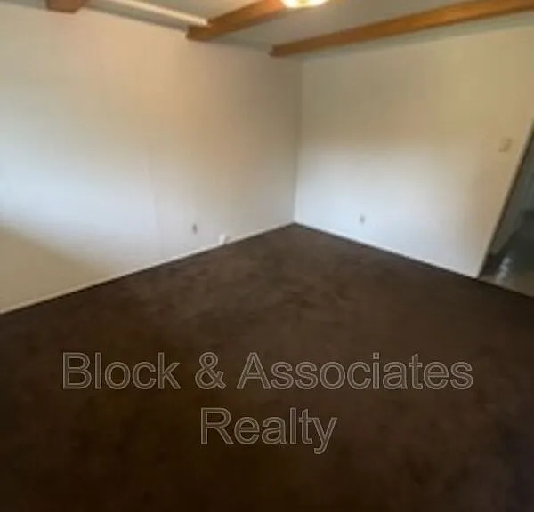 504 Lake Dr — Photo 3