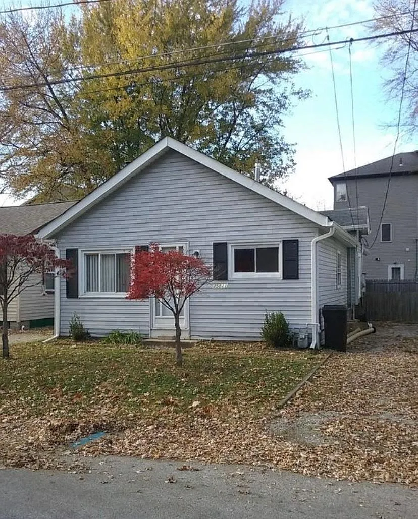 3 bed, 900 sqft, $1,600 — Photo 1