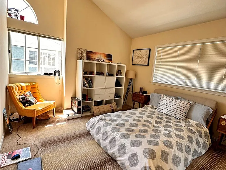 2219 Gates Ave — Photo 5