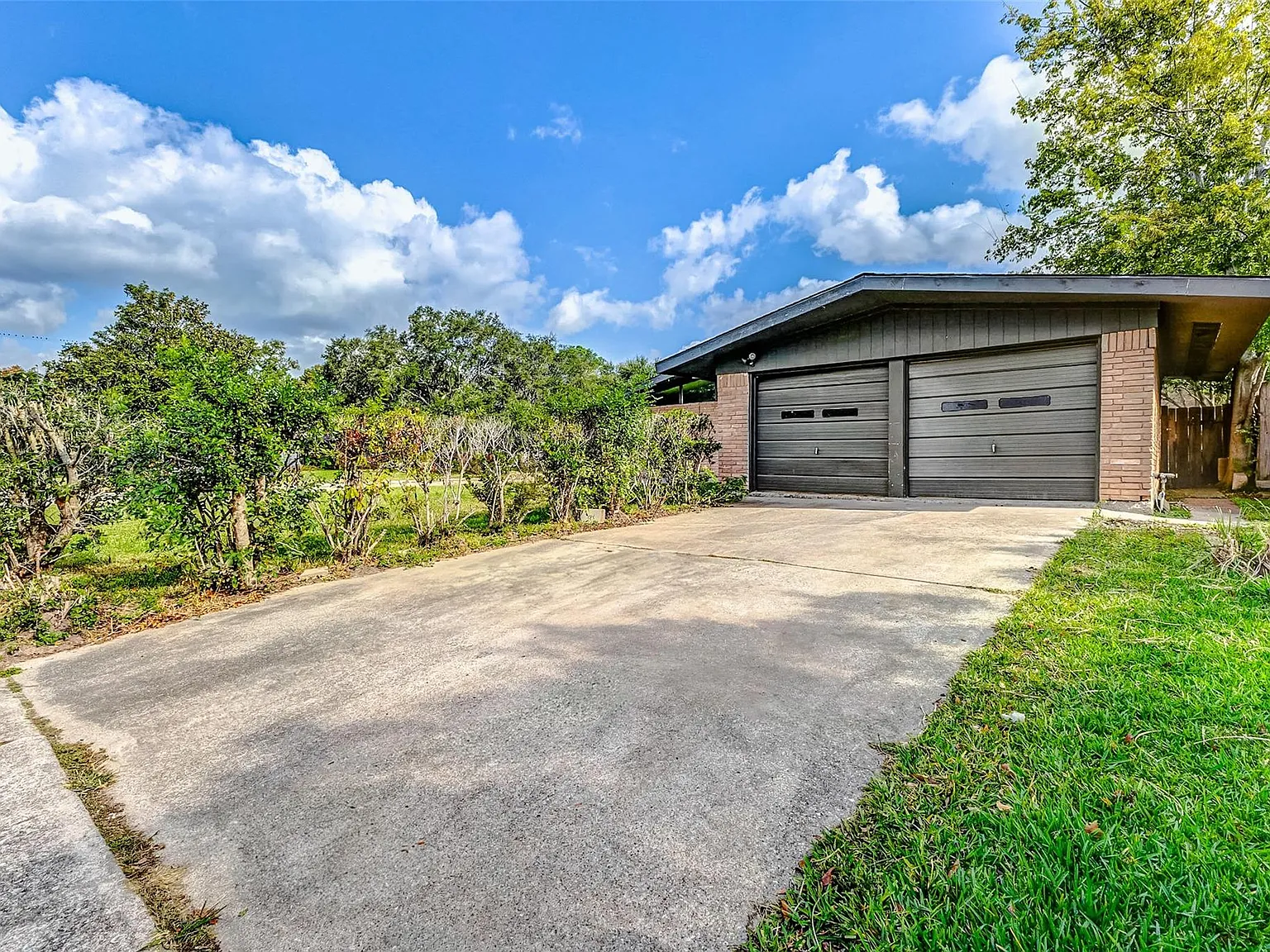 4 bed, 2.0 bath, 2130 sqft, $2,195 — Photo 2