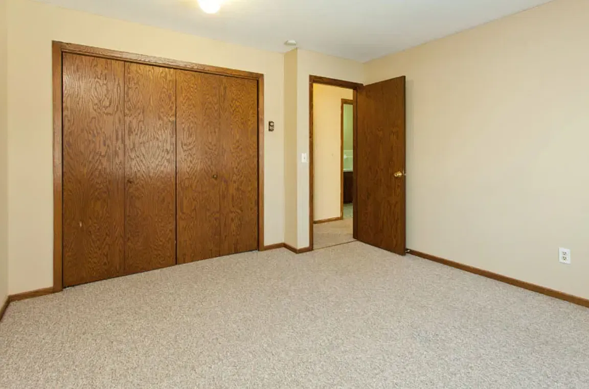 Shore Drive Apartments — Photo 1
