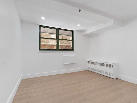 2nd image of 220 E 22nd St APT Gla