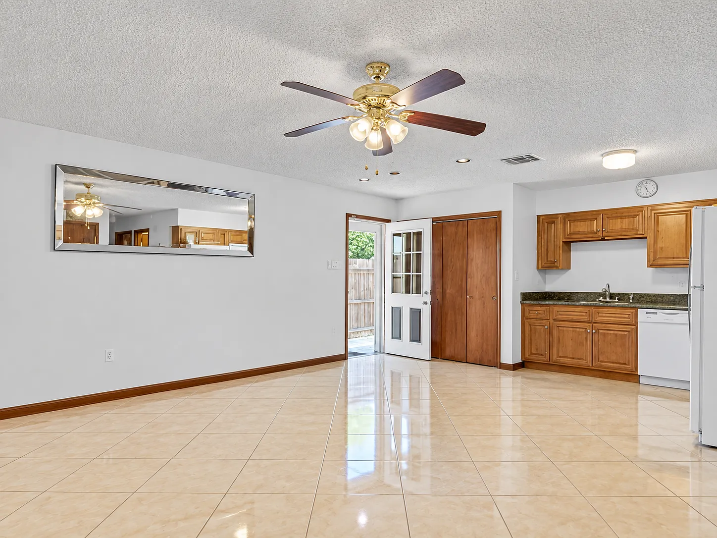 2 bed, 1962 sqft, $1,350 — Photo 2