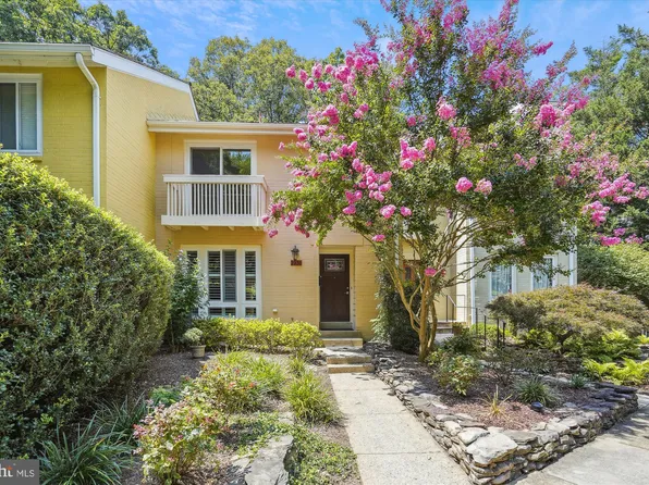 2036 Chadds Ford Dr, Reston, VA 20191