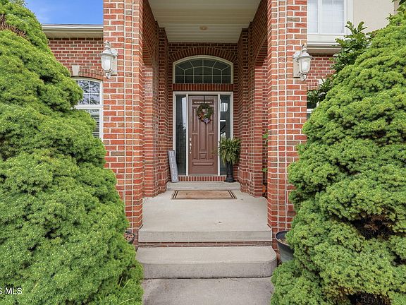 4th image of 456 Strathaven Dr