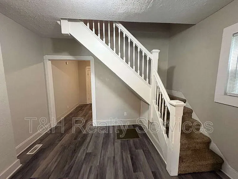 2116 Woodlawn Ave — Photo 4