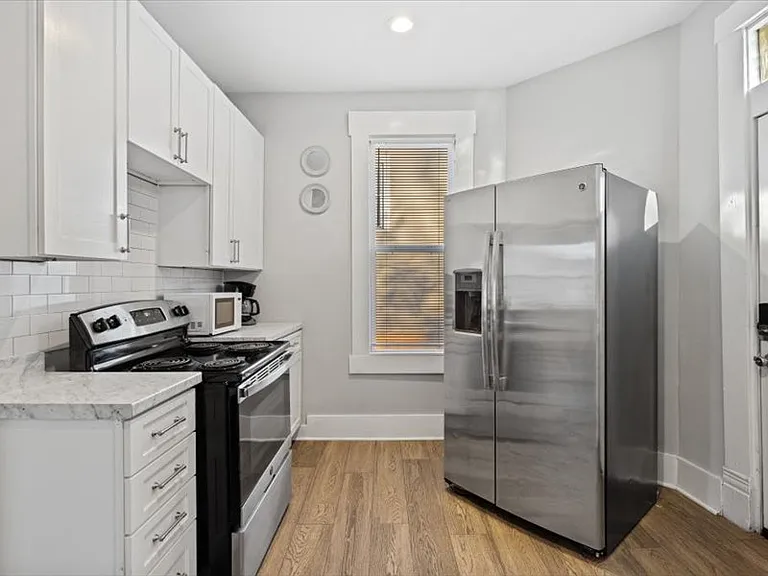 E 17th Ave — Photo 18