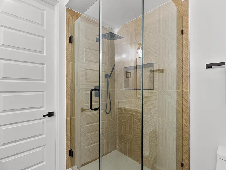 723 W 10th St #108 — Photo 20