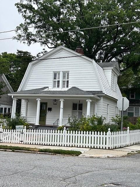 2nd image of 700 Magnolia St
