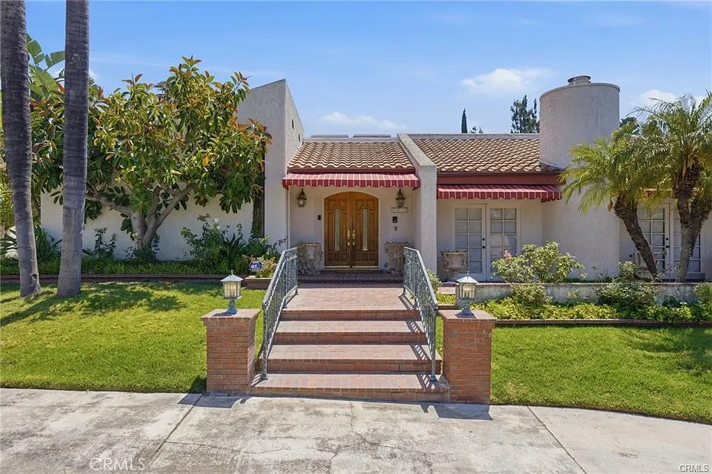 4 bed, 2.5 bath, 3855 sqft, $4,500 — Photo 1
