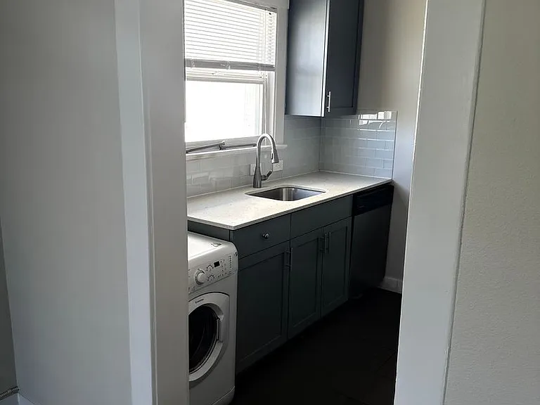 Great Location with Full Washer and Dryer in Unit and Full Kitchen! — Photo 18