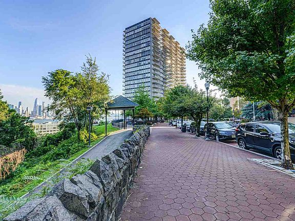 3rd image of 6050 Blvd E APT 6G
