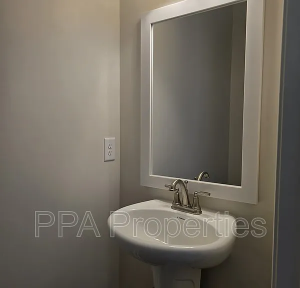 402 Giles St — Photo 25