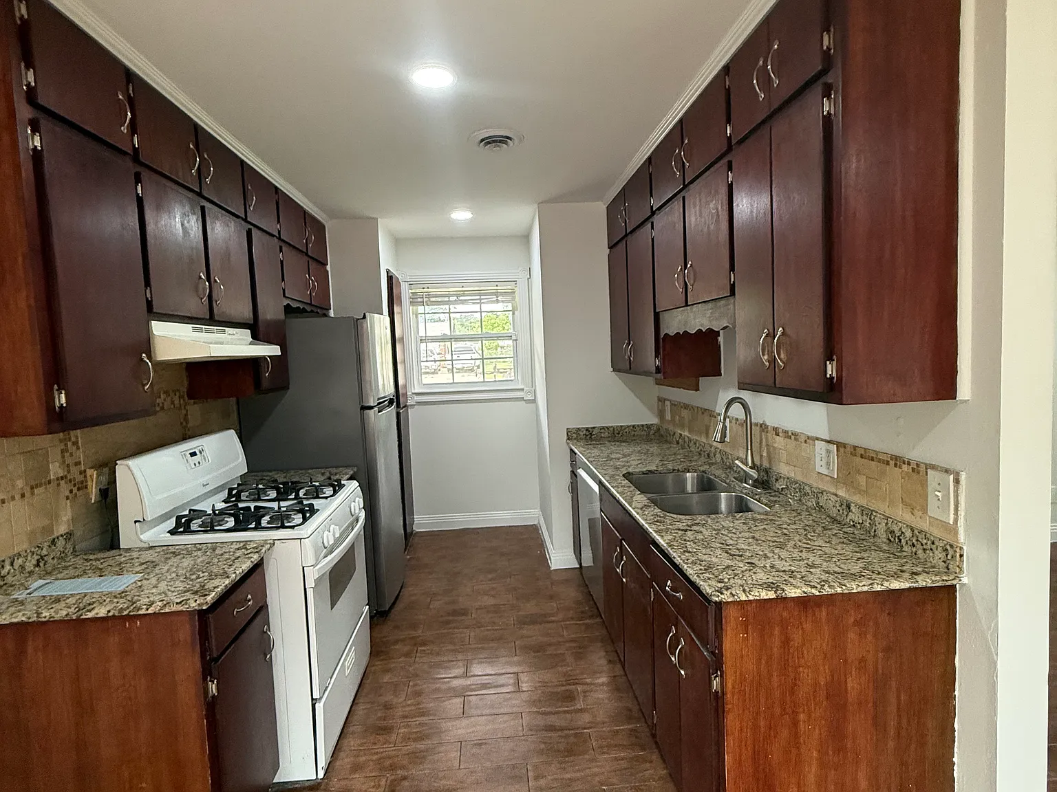 3 bed, 1.5 bath, 1010 sqft, $1,695 — Photo 3