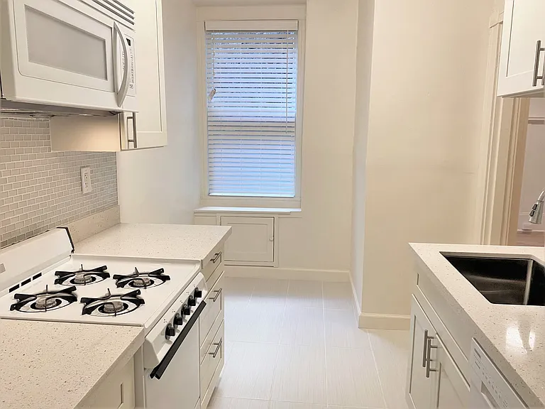 Sutter House Apartments — Photo 13