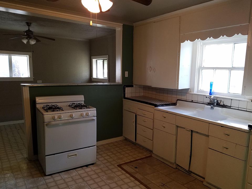 Kichen, gas stove / oven range provided