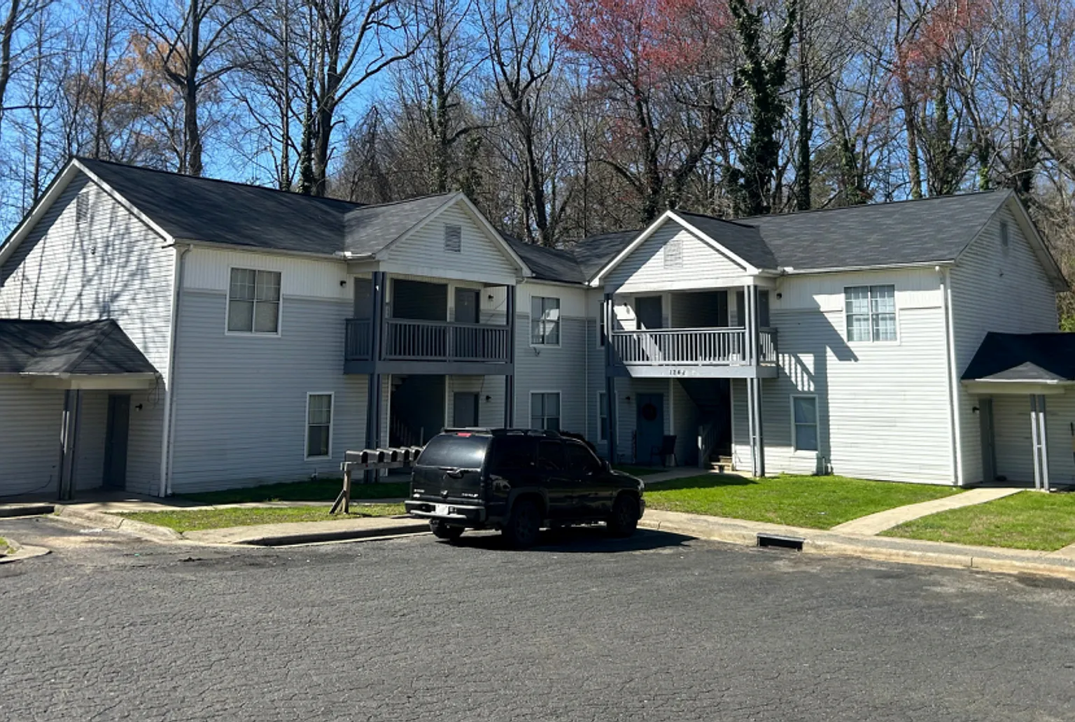 Saratoga Park Apartments Tenant Profile and Rental Offering — Photo 2