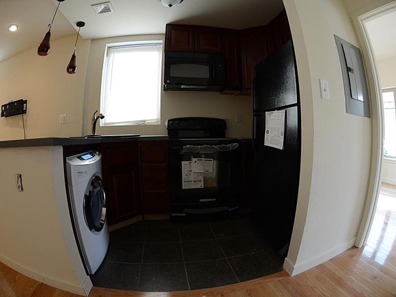 3rd image of 1520 Bainbridge St #C