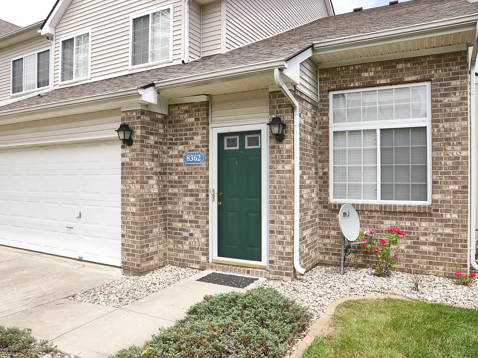2 bed, 1.5 bath, 1296 sqft, $1,800 — Photo 2