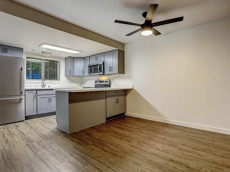 Sunset Highlands Apartments — Photo 7