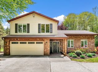 907 W Mount Garfield Rd, Norton Shores, MI 49441