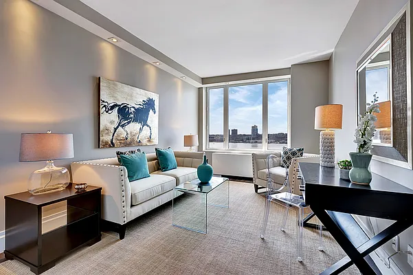Sold by R New York | media 10