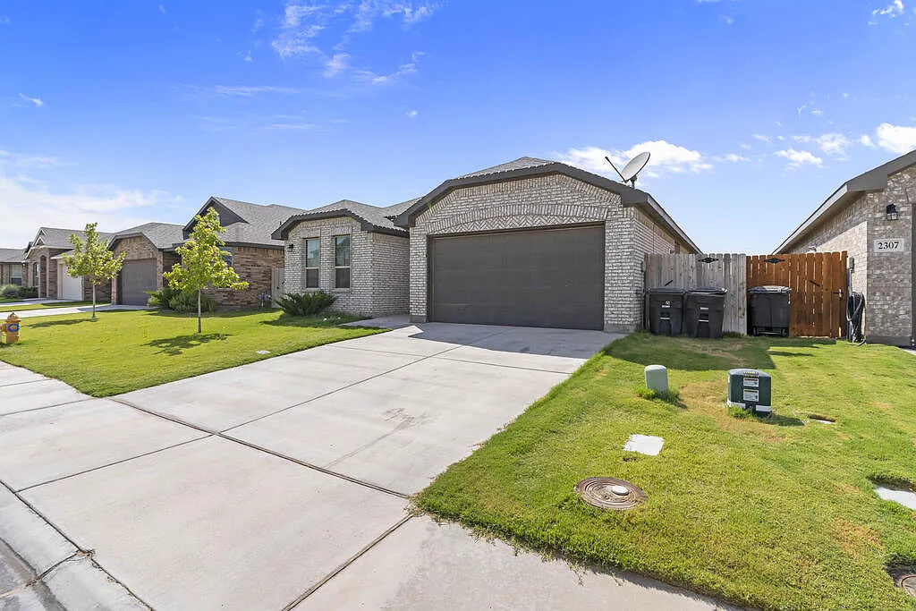 4 bed, 2.0 bath, 2264 sqft, $3,500 — Photo 2