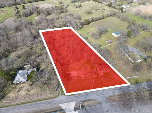 809 Cherokee Ave, Hartshorne, OK 74547