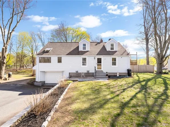 28 Oronoque Road, Milford, CT 06461